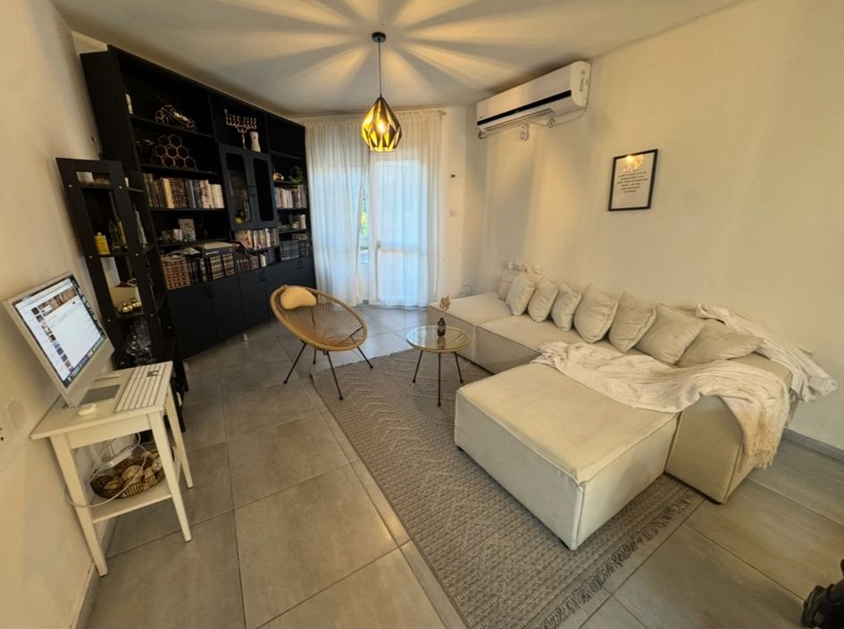 Upgraded And Bright 3 Room Furnished Rental