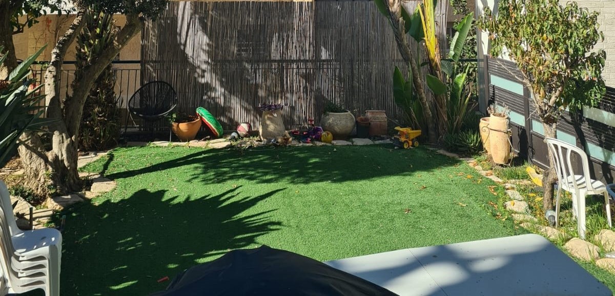 Spacious 6-Room Apartment with XXL Garden in Dolev – Expandable to 9 Rooms