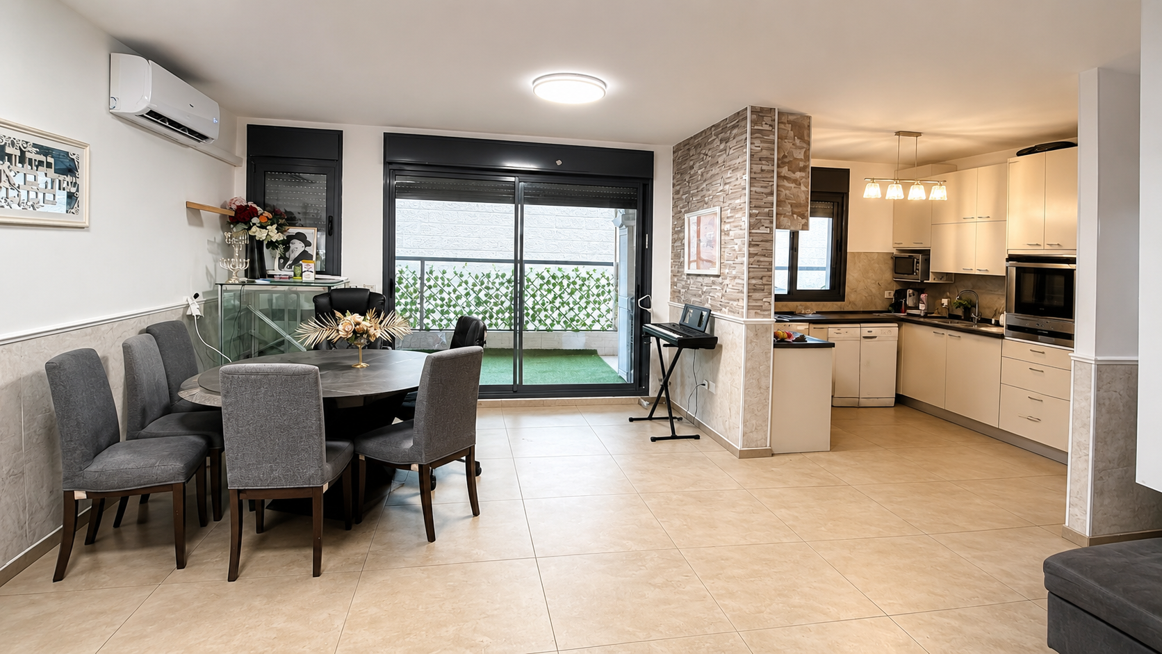 Spacious 5-Room Apartment with Large Balcony in a Prime Central Location