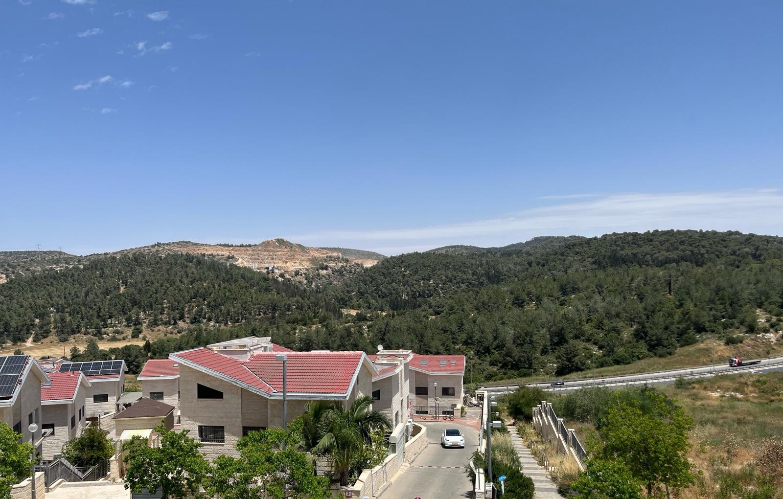 Beautiful Apartment with Open Views in Mishkafayim